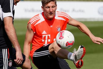 Bastian Schweinsteiger (re.) trägt beim Bayern-Training weiße Socken.