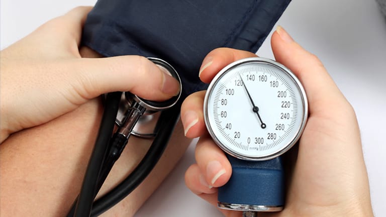 Bluthochdruck begünstigt Demenz: Blutdrucksenkende Medikamente sollen sollen daher das Demenzrisiko senken.