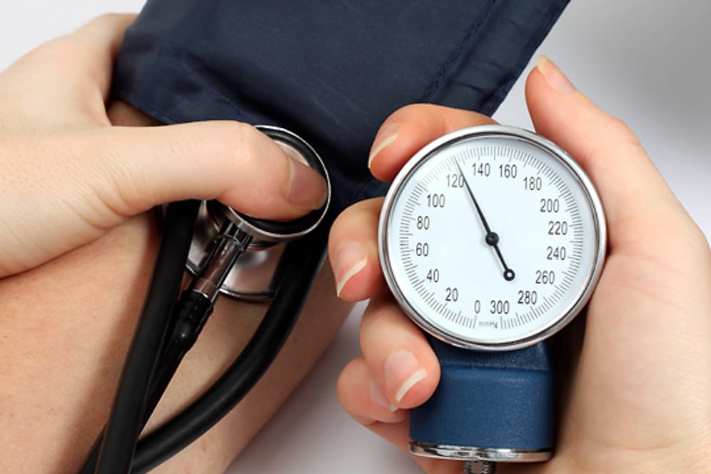 Bluthochdruck begünstigt Demenz: Blutdrucksenkende Medikamente sollen sollen daher das Demenzrisiko senken.