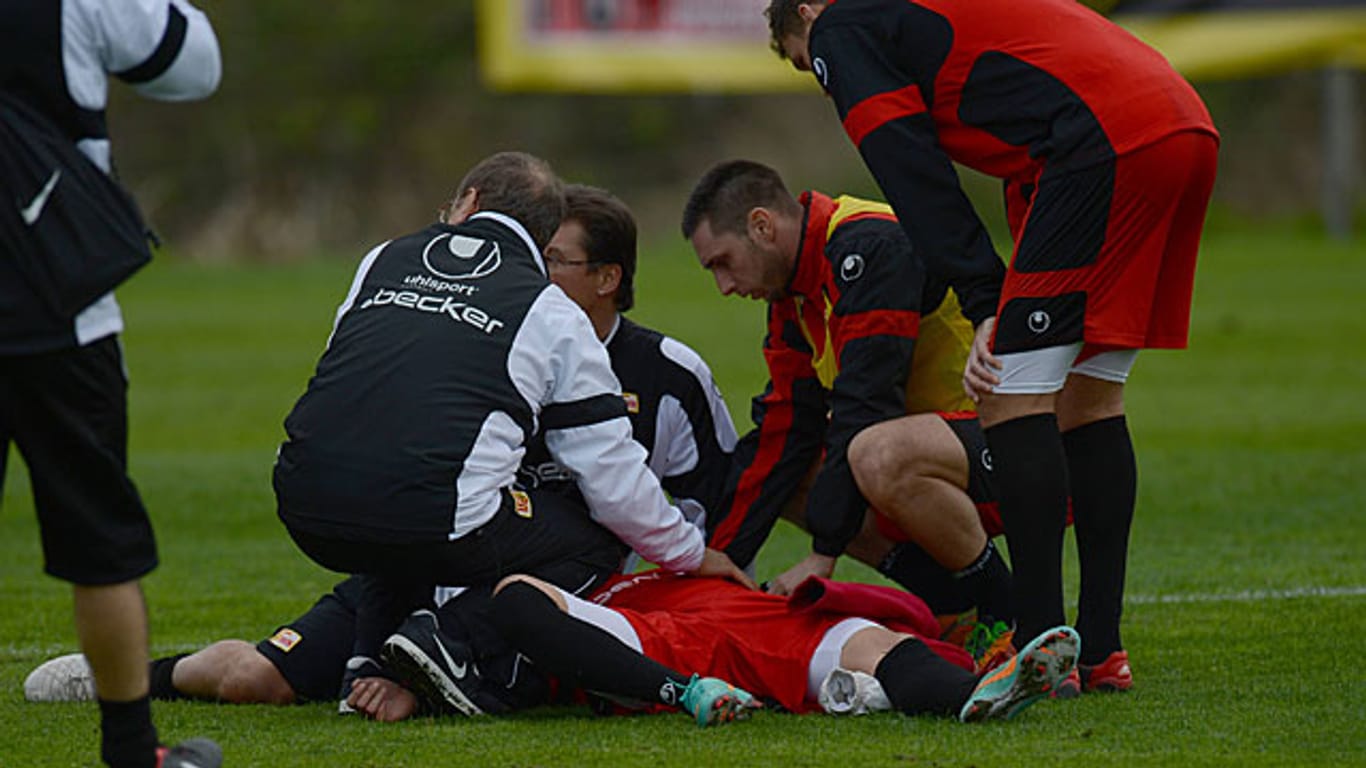 Erste Hilfe: Teamarzt, Physiotherapeut und Teamkameraden kümmern sich um den verletzten Felipe Gallegos (am Boden).