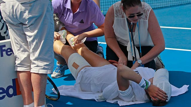 Hitzeopfer: Galina Woskoboewa (am Boden) musste bei ihrer Niederlage gegen Angelique Kerber medizinisch versorgt werden. Hitzeopfer: Galina Woskoboewa (am Boden) musste bei ihrer Niederlage gegen Angelique Kerber medizinisch versorgt werden.