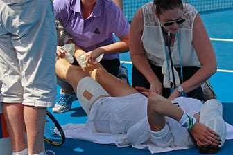 Hitzeopfer: Galina Woskoboewa (am Boden) musste bei ihrer Niederlage gegen Angelique Kerber medizinisch versorgt werden.