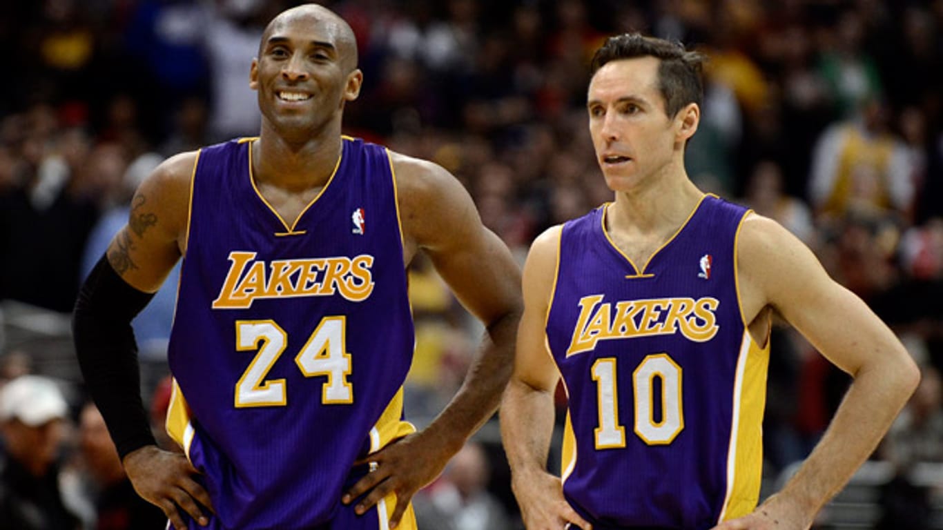 Die Lakers-Stars Kobe Bryant (li.) und Steve Nash unter sich.