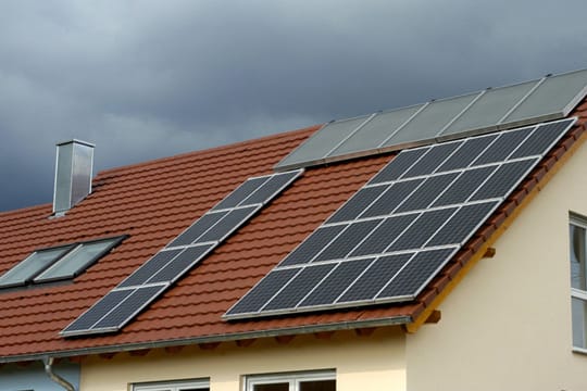 Besitzer von Solaranlagen auf Privathäusern sind Verbraucher - unterliegen somit dem BGB