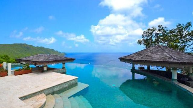 Infinity Pool in der "Tropical Hideaway Villa" auf der Grenadineninsel Bequia