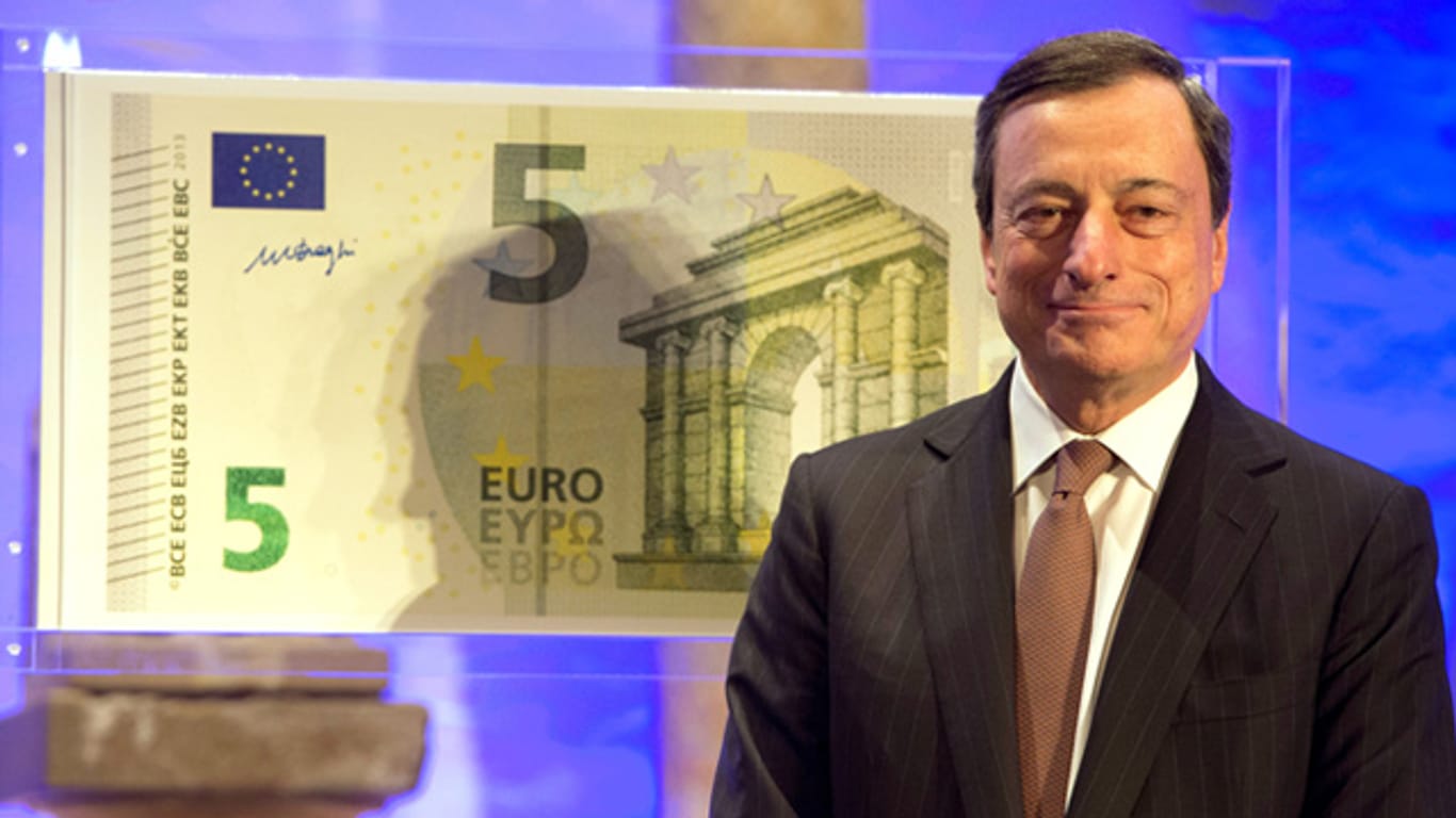 EZB-Chef Mario Draghi präsentiert den neuen 5-Euro-Schein
