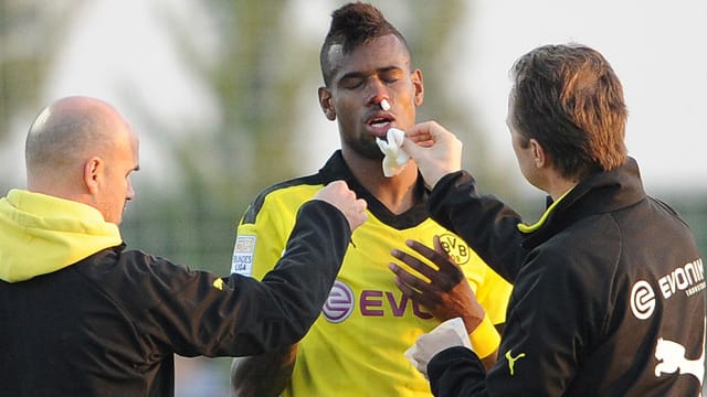 Bitter: Dortmunds Felipe Santana muss im Testspiel ordentlich einstecken.