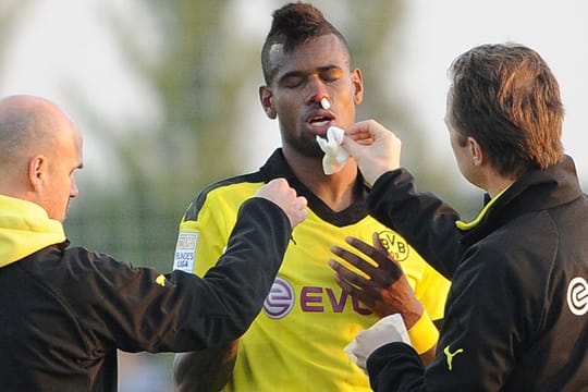 Bitter: Dortmunds Felipe Santana muss im Testspiel ordentlich einstecken.
