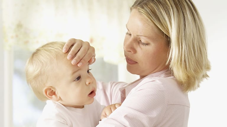 Fieber: Babys unter drei Monaten müssen sofort zum Arzt.