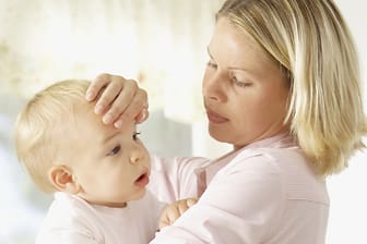 Fieber: Babys unter drei Monaten müssen sofort zum Arzt.