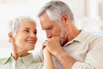 Sex, Berührungen und Zärtlichkeit sollten im Alter nicht nachlassen.