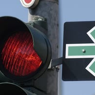 Grüner Pfeil an einer Ampel: Das Verkehrsschild soll lange Wartezeiten an Kreuzungen vermeiden.