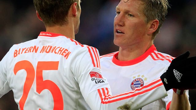 Bastian Schweinsteiger trifft in Basel nach Vorarbeit von Thomas Müller.