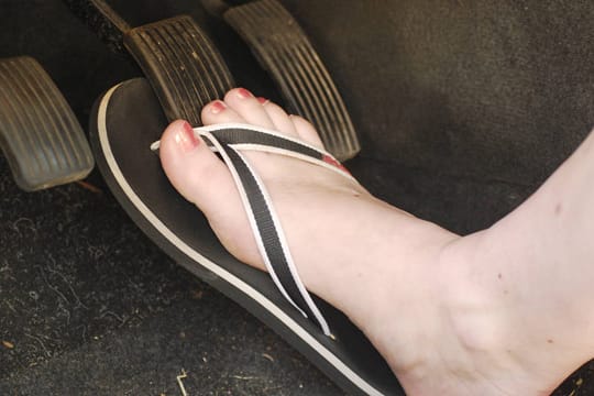 Mit Flipflops Autofahren ist nicht verboten, stellt aber ein Sicherheitsrisiko dar