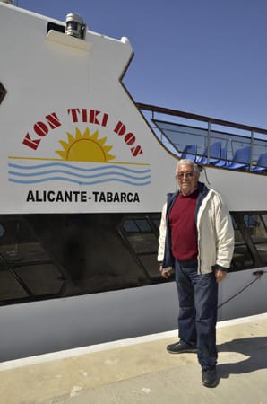 Kapitän Salvador Diaz vor seinem Fährschiff "Kontiki dos".