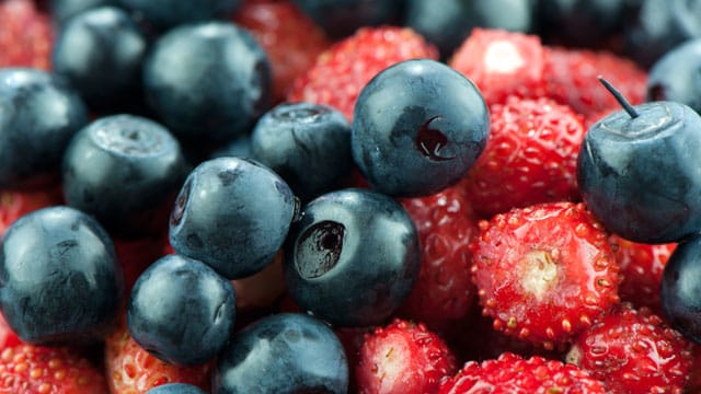 Herzinfarkt: Erdbeeren und Heidelbeeren senken das Infarktrisiko bei Frauen um ein Drittel.