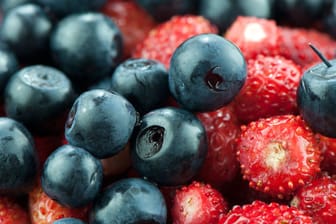 Herzinfarkt: Erdbeeren und Heidelbeeren senken das Infarktrisiko bei Frauen um ein Drittel.