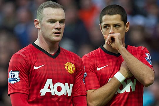 "Wie bitte?" Wayne Rooney (l.) und seine Mannschaftskolleg Javier Hernandez im Zwiegespräch.