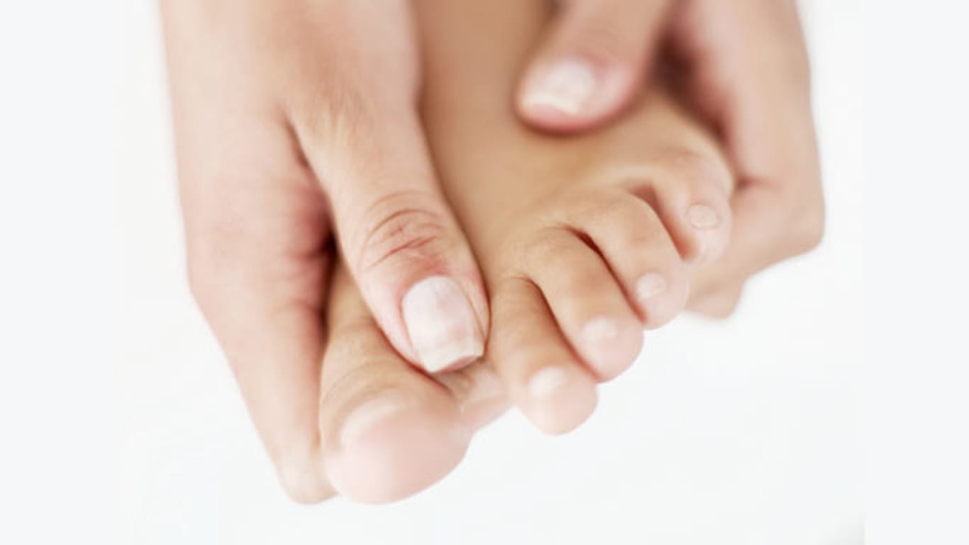 Wenn der Fuß ständig kribbelt, kann das auf Diabetes mellitus hinweisen.