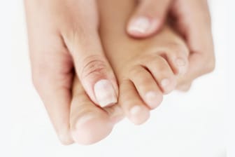 Wenn der Fuß ständig kribbelt, kann das auf Diabetes mellitus hinweisen.