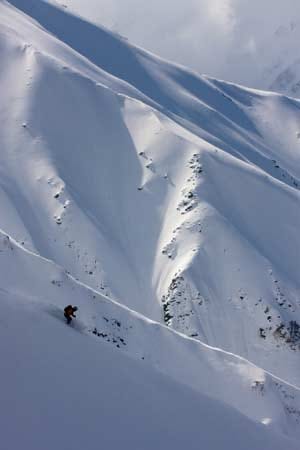 In Fernost finden Könner in Happo One reichlich Gelegenheit ihre Fähigkeiten zu demonstrieren. Der Berg ist eines von zwölf Revieren der japanischen Skimetropole Hakuba und übersäht mit Buckeln.