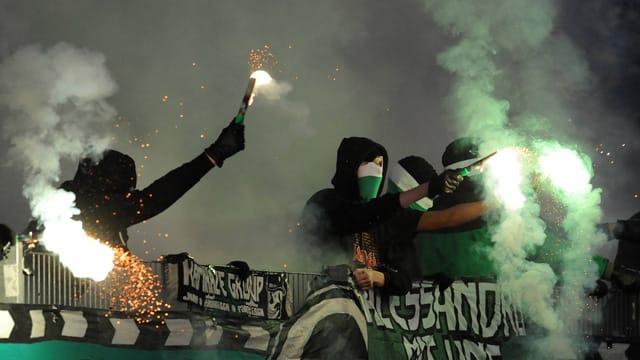 Fans von Hannover 96 zündeten beim DFB-Pokalspiel gegen Dynamo Dresden Pyrotechnik. Fans von Hannover 96 zündeten beim DFB-Pokalspiel gegen Dynamo Dresden Pyrotechnik.