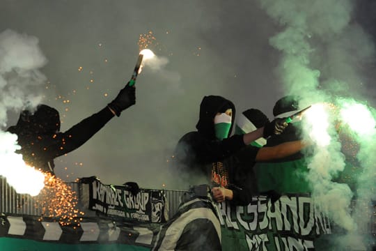 Fans von Hannover 96 zündeten beim DFB-Pokalspiel gegen Dynamo Dresden Pyrotechnik.