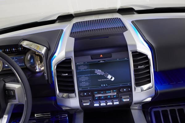 Im Innenraum geht der Ford F-150 mit klimatisierten Komfortsitzen, großen Bildschirmen und einer verbesserten Geräuschdämmung weiter in Richtung Limousine. So will der Hersteller seine Position verteidigen.