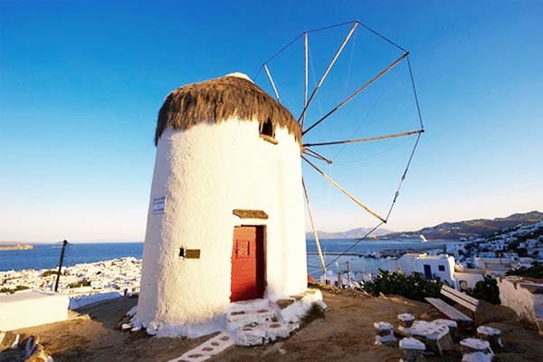 Mykonos, Griechenland: Traditionelle Windmühle mit herrlichen Blick auf die Ägäis mit Platz für 3 Personen.