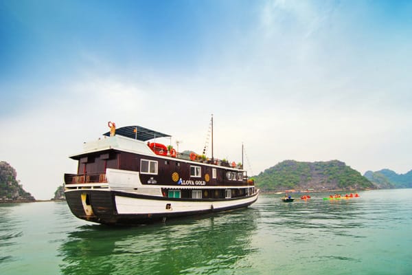 Hanoi, Vietnam: Schiffskabine im klassischen asiatischen Stil für bis zu 20 Personen.