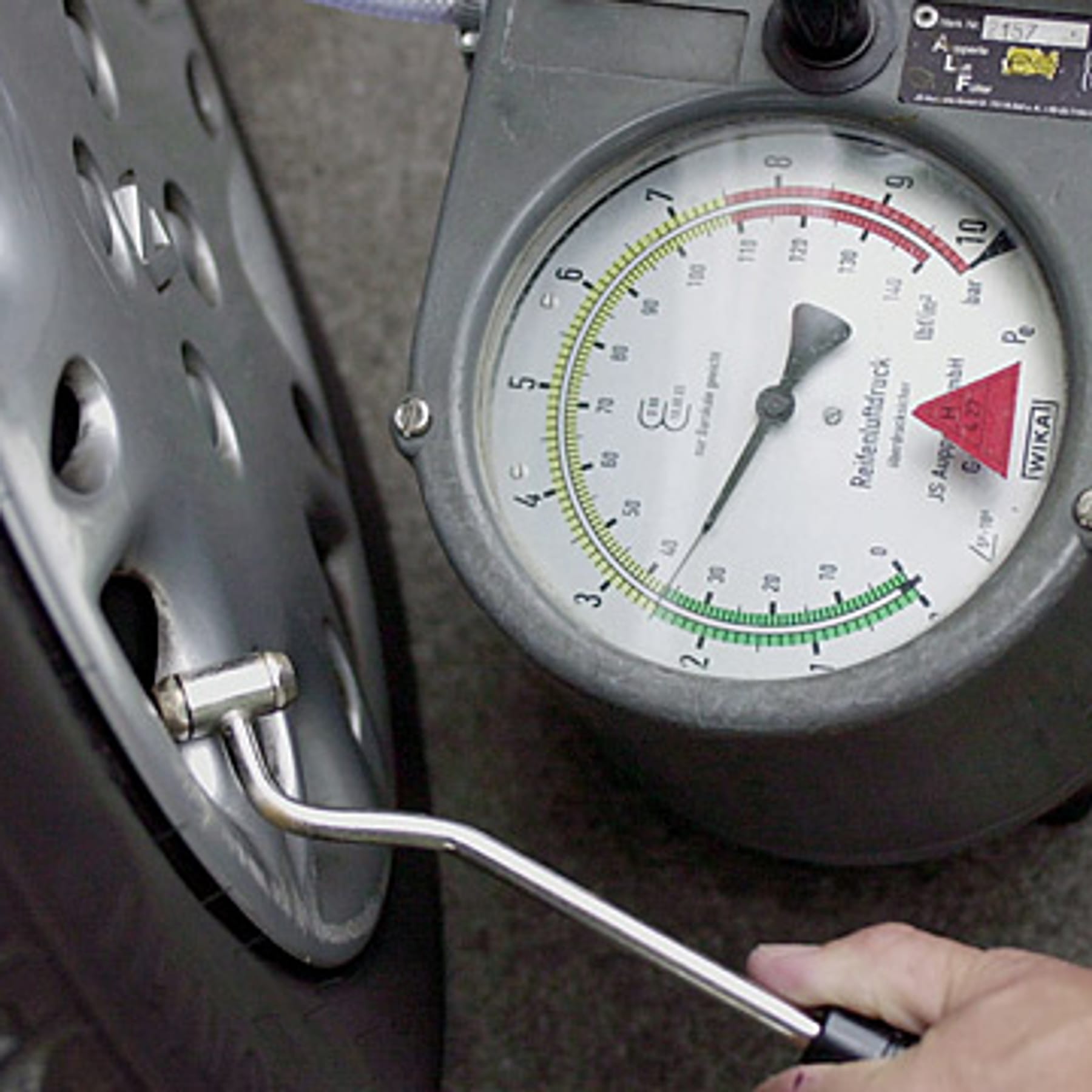 Ein gerät zur wartung von autoreifen an einer tankstelle automatische pumpe  zur überprüfung des reifenfüllstands