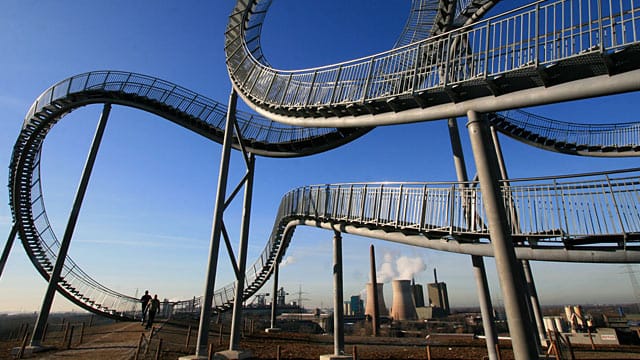 Begehbare Achterbahn - das Kunstwerk "Tiger & Turtle - Magic Montain" steht im Duisburger Angerpark.