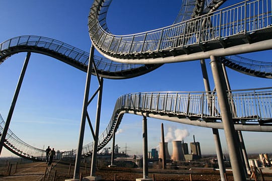 Begehbare Achterbahn - das Kunstwerk "Tiger & Turtle - Magic Montain" steht im Duisburger Angerpark.