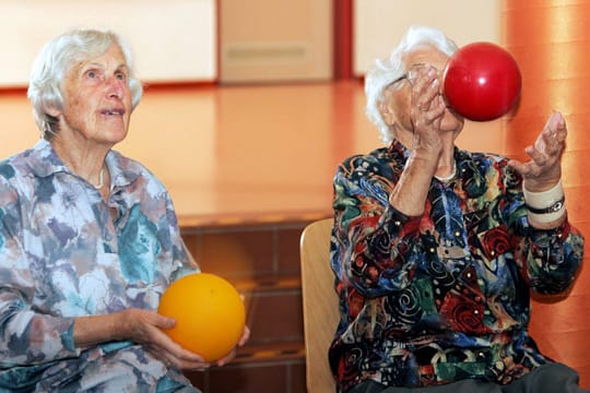 Gymnastik mit dem Ball fördert Geschicklichkeit und Koordination