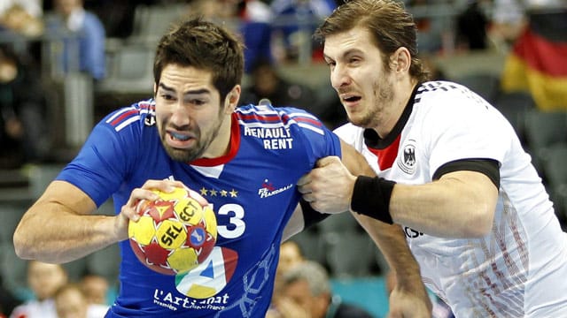 Nikola Karabatic (li.) im Duell mit Michael Haaß.