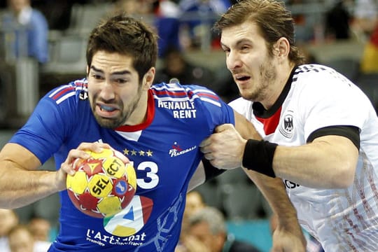 Nikola Karabatic (li.) im Duell mit Michael Haaß.