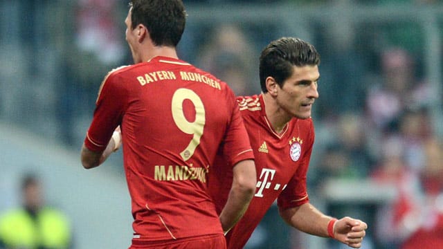 Mario Mandzukic (li.) verlässt den Platz für Mario Gomez.