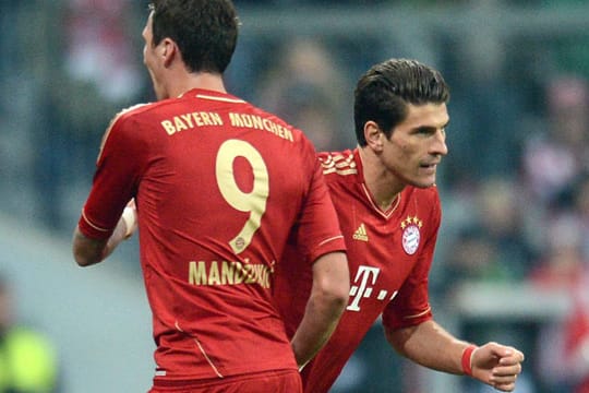 Mario Mandzukic (li.) verlässt den Platz für Mario Gomez.