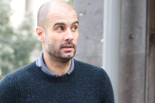 Pep Guardiola auf den Straßen von Barcelona während der Weihnachtszeit.