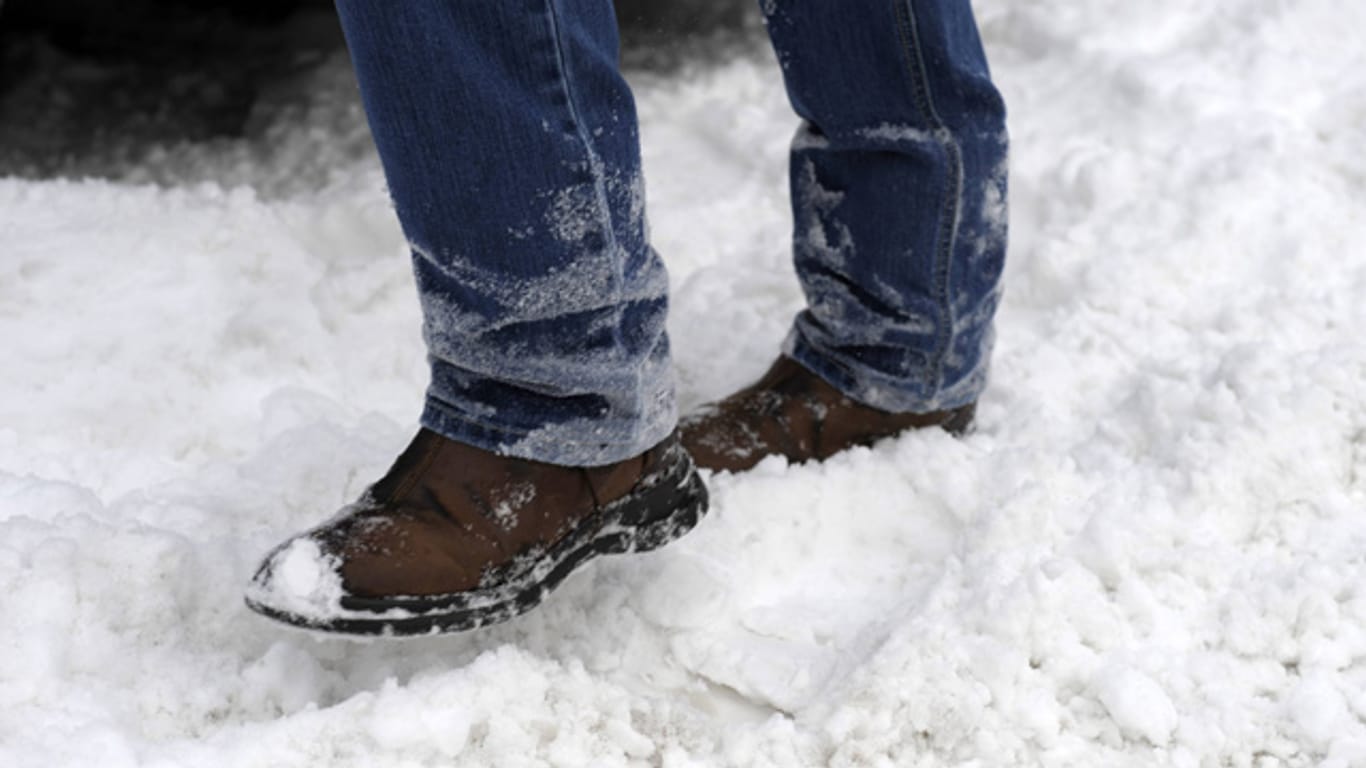 Entfernen Sie Schneeränder auf Schuhen mit einfachen Hausmitteln