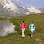 Wanderer beim Stellisee oberhalb von Zermatt in der Nähe der Station Blauherd. Im Hintergrund der Berg der Berge, das Matterhorn (4478 Meter).