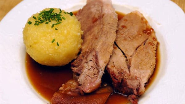 Schweinebraten mit Knödeln