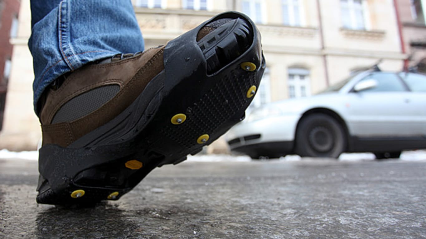 Kleine Metallstifte in Schuh-Spikes sollen Fußgänger vor Unfällen bei Glätte bewahren.