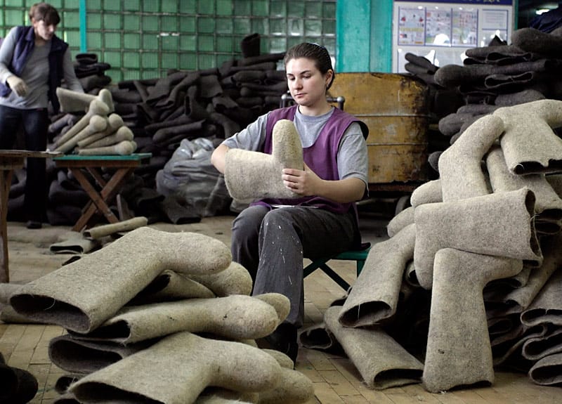 Das Schuhwerk aus der Filzstiefel-Fabrik in der weißrussischen Stadt Smilowichi entsteht überwiegend in Handarbeit.