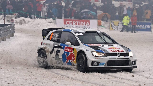 VW-Pilot Sebastien Ogier rast über den Col de Turini.