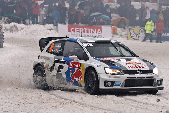 VW-Pilot Sebastien Ogier rast über den Col de Turini.