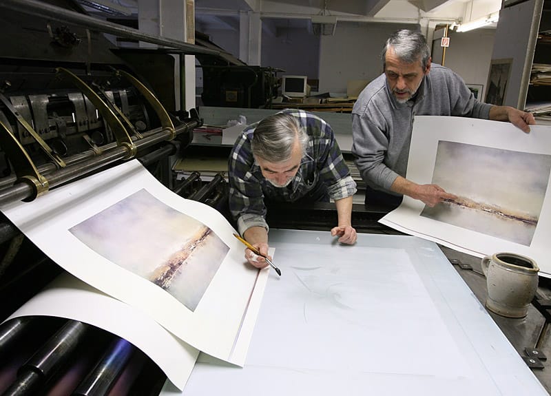 Die Lichtdrucker Udo Scholz (li.) und Winfried Hoffmann arbeiten am an einem Lichtdruck von dem Bild "Seeimpressionen" (2003) von Günther Rothe.
