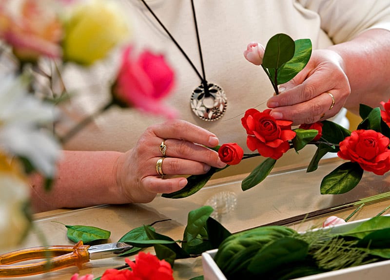 In der Schauwerkstatt "Deutsche Kunstblume Sebnitz" fertigen Mitarbeiterinnen in Handarbeit verschiedene Kunstblumen an.