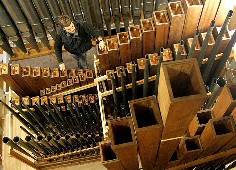 Orgelbauer Rolf Petrowski von der Potsdamer Orgelbaufirma Schuke überprüft Orgelpfeifen in der neuen Orgel des St. Marien Doms in Fürstenwalde.