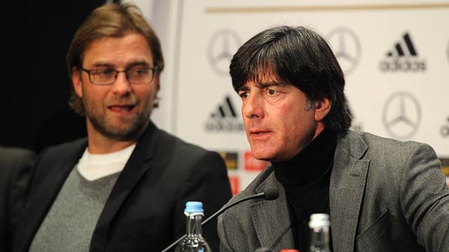 Joachim Löw (re.) und Jürgen Klopp haben eine Video-Botschaft nach Spanien geschickt.